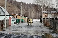 Жителей кузбасского поселка эвакуируют из-за вышедшей из берегов реки