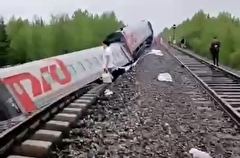 До 40 человек пострадали в результате схода с рельсов вагонов поезда в Коми, семь человек в тяжелом состоянии - Минздрав РФ