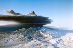 Вулкан Эбеко на Северных Курилах выбросил столб пепла на высоту 2,5 км