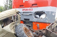 Пассажирский   поезд  столкнулся  с  грузовиком  в  Прикамье,  пострадал водитель автомобиля
