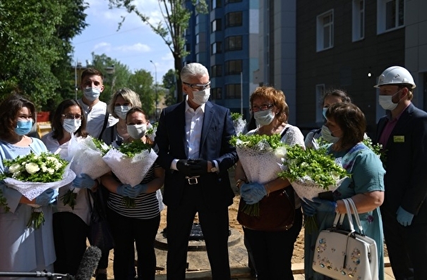 Собянин: соцработники во время пандемии были на передовой, помогали нуждающимся в лечении