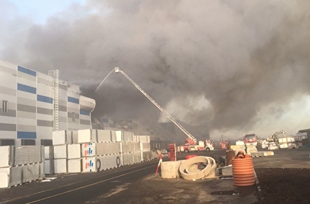 Более 100 человек тушат горящий склад в Шушарах под угрозой обрушения