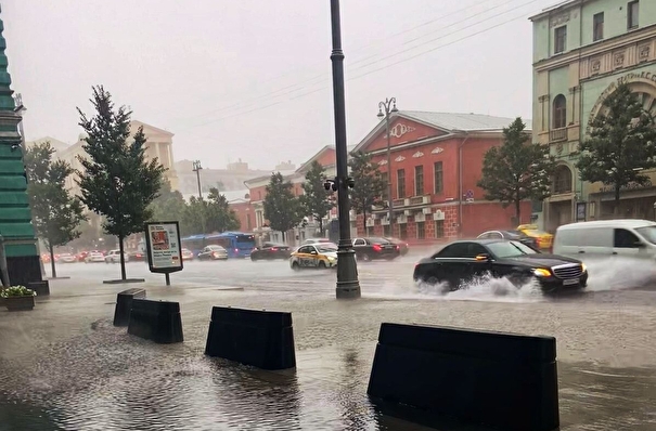 Гроза в Москве подтопила улицы, повалила деревья и остановила колесо обозрения