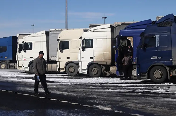 Более 230 грузовиков скопилось на федеральной дороге "Лена" в Якутии - МЧС