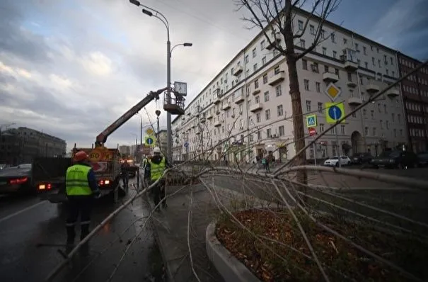 Последствия ураганного ветра устраняют в Омске