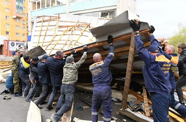 Ветер сорвал крышу с магазина и повалил около сотни деревьев в Кузбассе