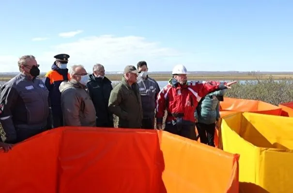 Собранное в зоне ЧС в Норильске топливо законсервируют и вывезут зимой