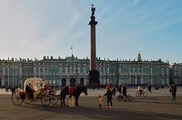 Вводить ограничения из-за роста случаев COVID-19 в Петербурге пока не планируют