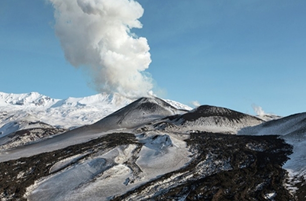 Вулкан Карымский на Камчатке выбросил столб пепла на высоту 5 км