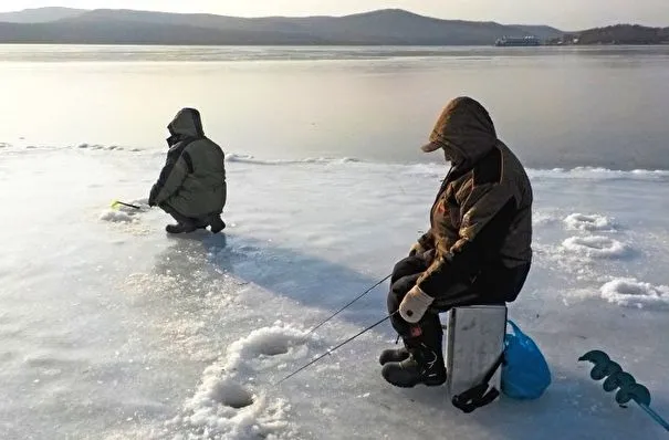 Рыбаков сняли с оторвавшейся льдины в море возле Сахалина