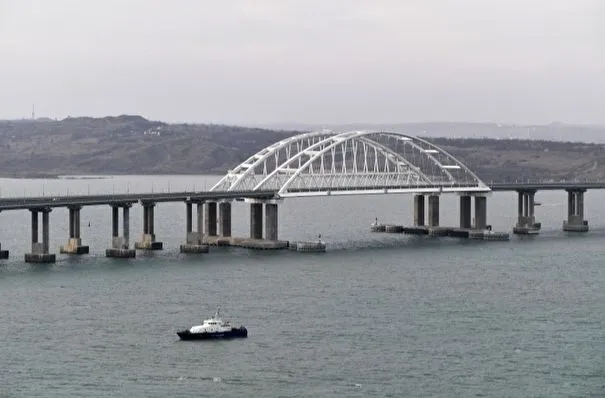 Движение автотранспорта по Крымскому мосту приостановлено из-за снегопада