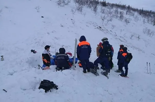 СКР: найденная в Заполярье живой под лавиной девочка скончалась