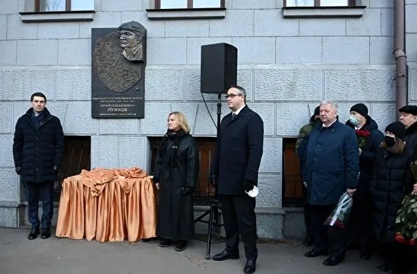 В Госдуме предлагают присвоить одной из московских улиц имя Лужкова