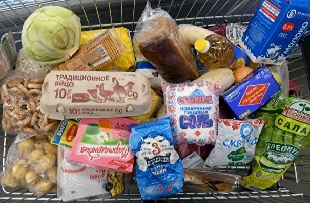 Песков: в РФ действуют меры сдерживания цен на продукты, от скачков никто не застрахован