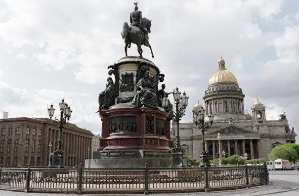 Памятник Николаю I в Петербурге начали освобождать от лесов после трехлетней реставрации