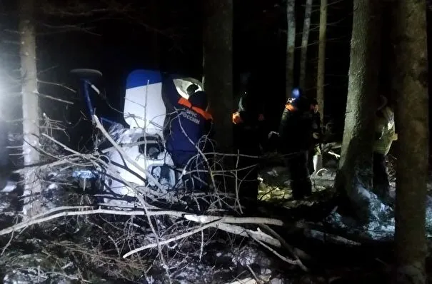 Спасатели МЧС обнаружили вертолёт, совершивший аварийную посадку в Удмуртии, пассажир и пилот переданы медикам