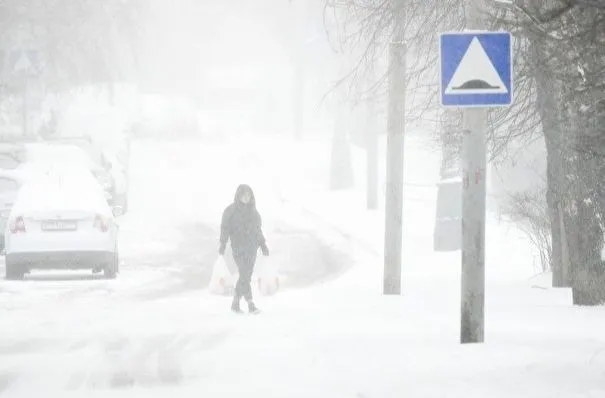 Дороги закрывают на юге Сахалина из-за метели, школьники переведены на дистанционное обучение