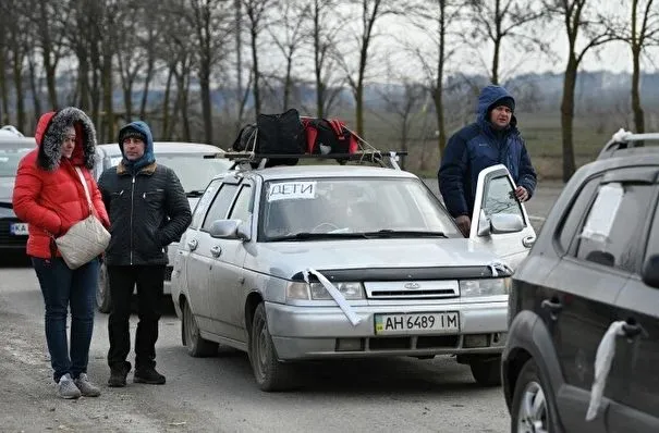 Прибывающие из Донбасса и Украины автомобили стоят в многокилометровых пробках на границе с РФ, развернуты пункты обогрева