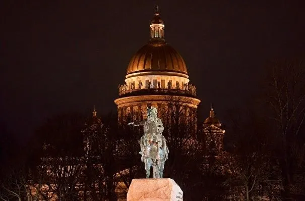 Принять участие в Петровском балу, освоить плетение морских узлов и восстановить древние иконы предложат посетителям "Ночи музеев" на Северо-Западе