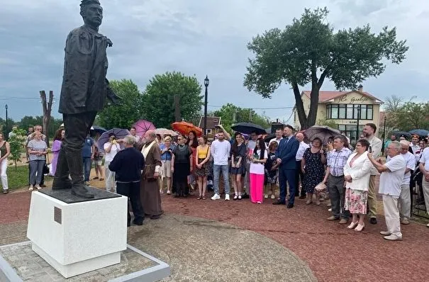 Памятник советскому переводчику Николаю Любимову открыли в калужском Перемышле