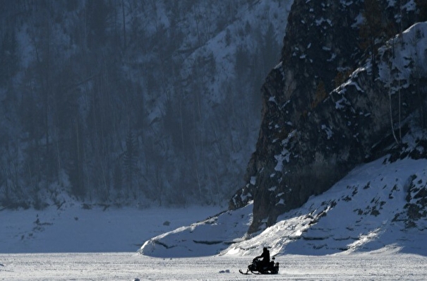 Пытавшийся нелегально уехать на снегоходе на Аляску россиянин осужден условно