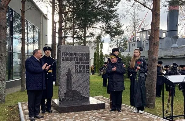 Памятник защитникам острова Сухо установлен на территории музея "Дорога жизни" в Ленинградской области