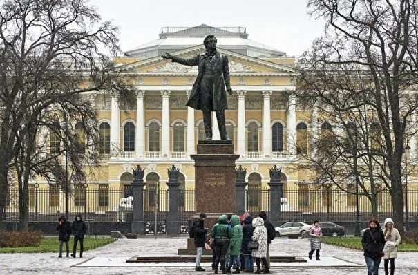 Снегопад продолжается в Петербурге с ночи