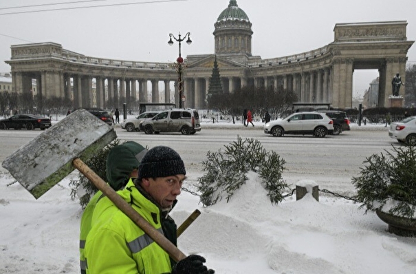 Около 600 дворников займутся уборкой Петербурга в новогоднюю ночь
