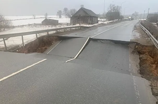 Дорожное полотно разрушилось на федеральной трассе в Удмуртии