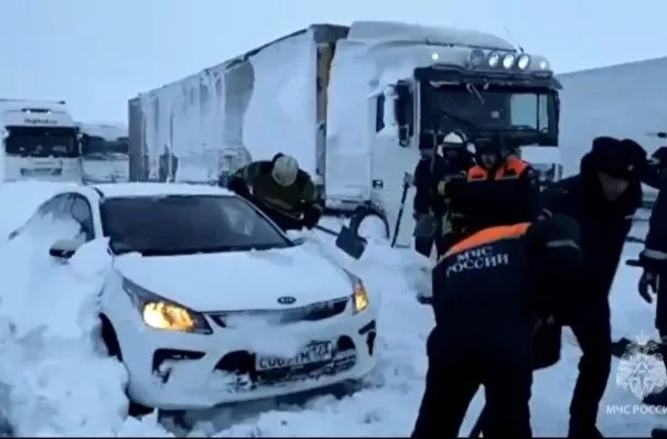 Более 30 автобусов с пассажирами остаются заблокированными на закрытой из-за снега федеральной трассе в Ростовской области