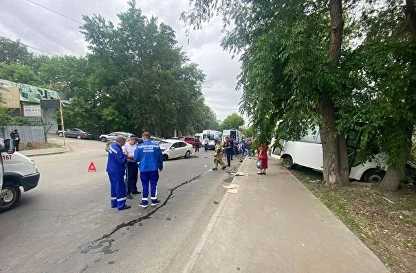 Семь человек, в том числе трое детей, пострадали в ДТП с участием маршрутки в Саратове