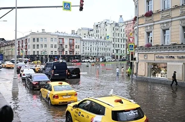 Свыше 40% месячной нормы осадков выпало местами в Москве менее чем за час