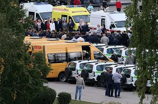 Более 110 автомобилей для школ и больниц передали районам Алтайского края