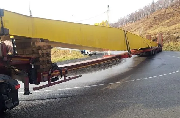 Тягач перекрыл движение на горном серпантине над Байкалом