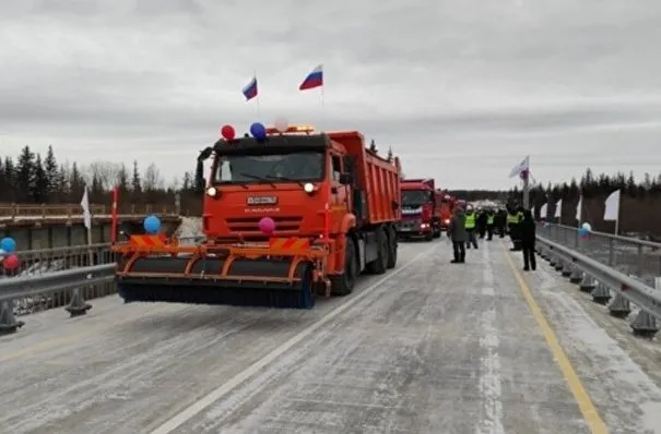 Новый мост взамен аварийного открыли в промышленном районе Якутии через реку Нюя