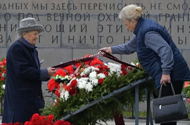 На Пискаревском кладбище Петербурга возложили цветы