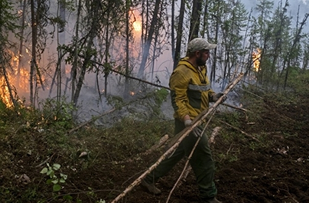 Почти 800 человек тушат лесные пожары в Якутии