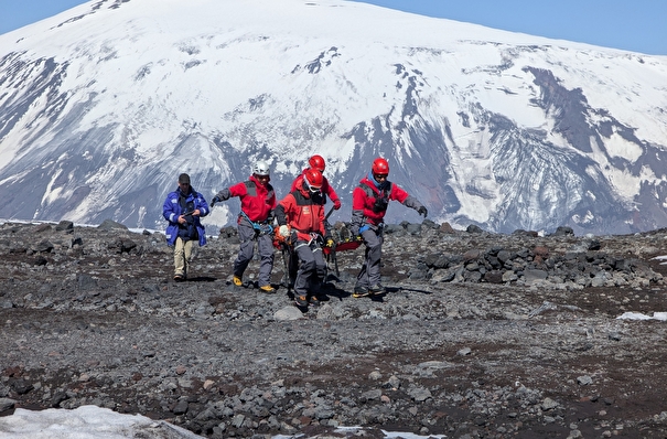 Три туриста пострадали под камнепадом на Ключевском вулкане на Камчатке