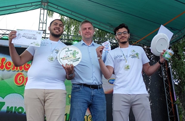 Гражданин Египта стал чемпионом мира по огуречному хрусту на фестивале в Кировской области