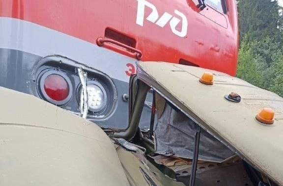 Водитель столкнувшегося с поездом грузовика в Прикамье скрылся - МВД