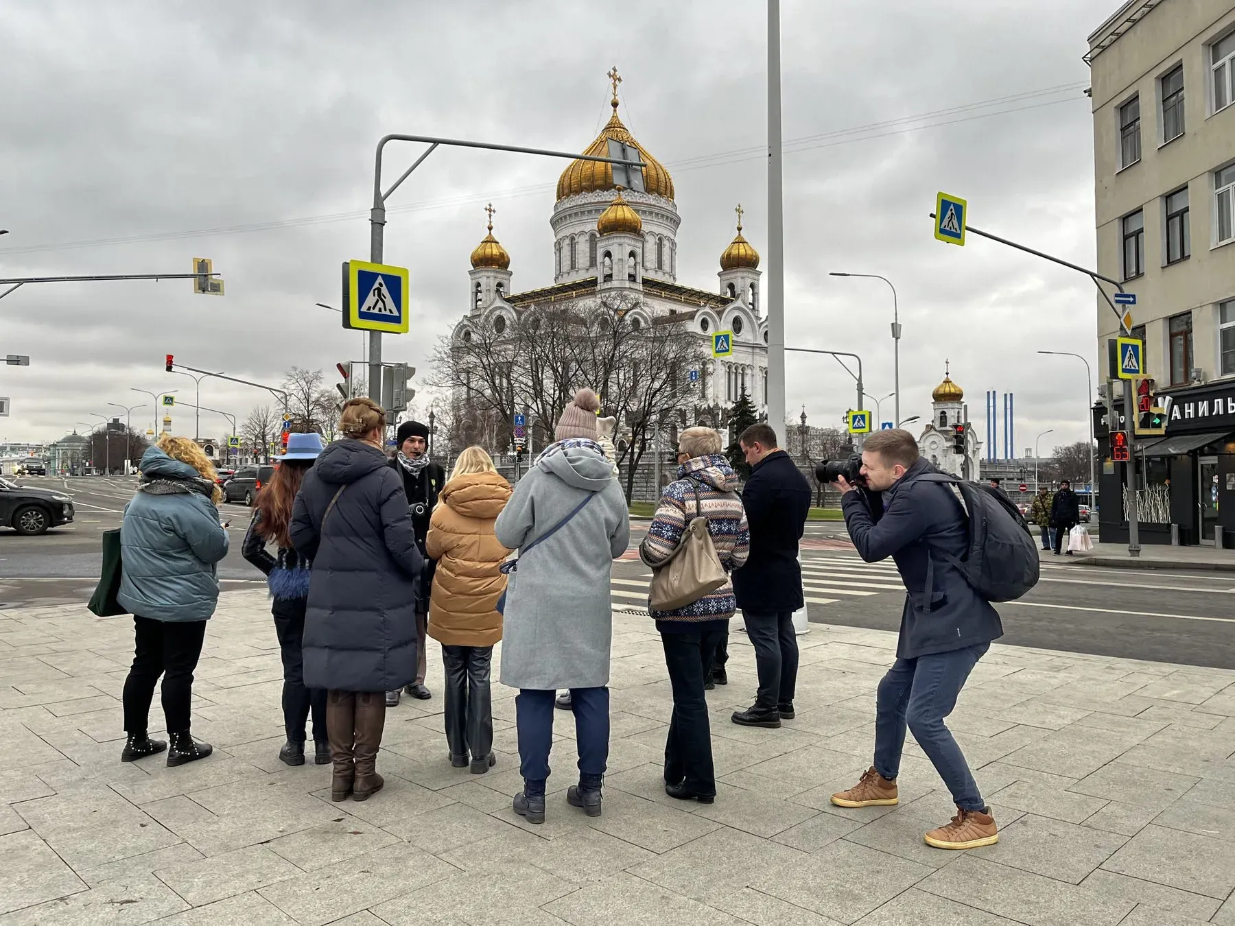 Власти Москвы ожидают роста турпотока до 52 млн человек к 2030 году. Фото. Гид с туристами на экскурсии в Москве. © 