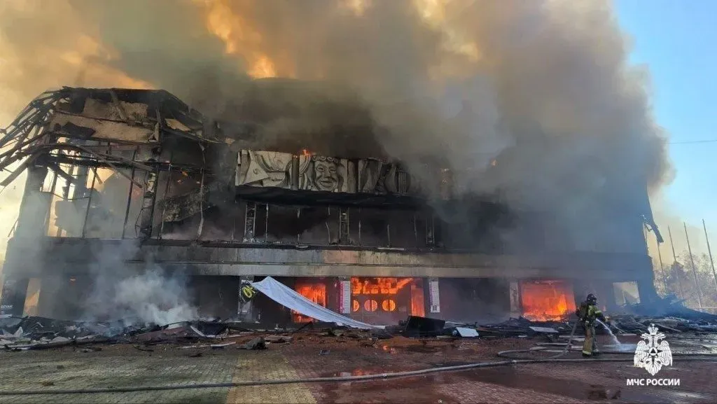 Следствие проводит проверку по факту пожара в музыкальном театре в Хабаровске. Фото. ©Пресс-служба ГУ МЧС по Хабаровскому краю. Анастасия Склярова