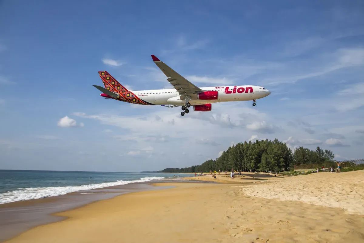 Иностранный турпоток в Таиланд за 9 месяцев года вырос на 30%. Фото. Самолет Lion Air совершает посадку на Пхукете. © 