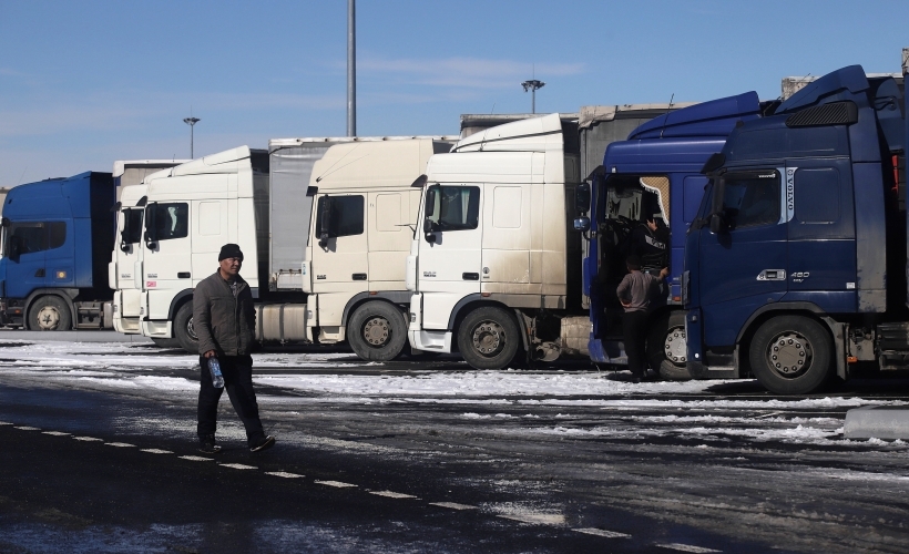 Более 230 грузовиков скопилось на федеральной дороге 