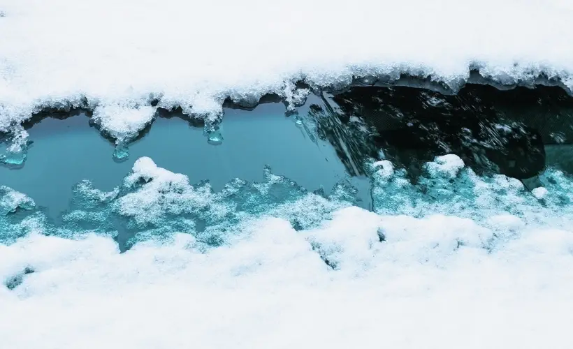 При наступлении холодов вода в бачке стеклоомывателя замерзнет и превратится в лед, соответственно, почистить лобовое стекло от грязи уже не получится. Фото