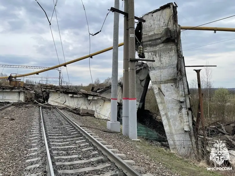 Движение пригородных поездов приостановлено на севере Крыма из-за обрушения моста. Фото. © РИА Новости. МЧС РФ