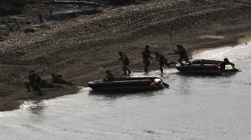 Фото. Соединения и подразделения морской пехоты высаживаются на берег с десантных кораблей и катеров