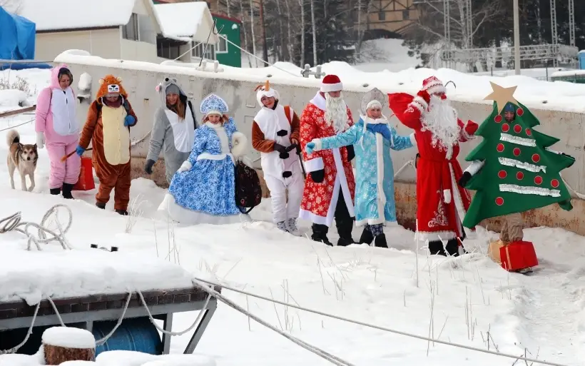 Гостей на новогоднюю вечеринку можно попросить прийти в костюмах. Фото