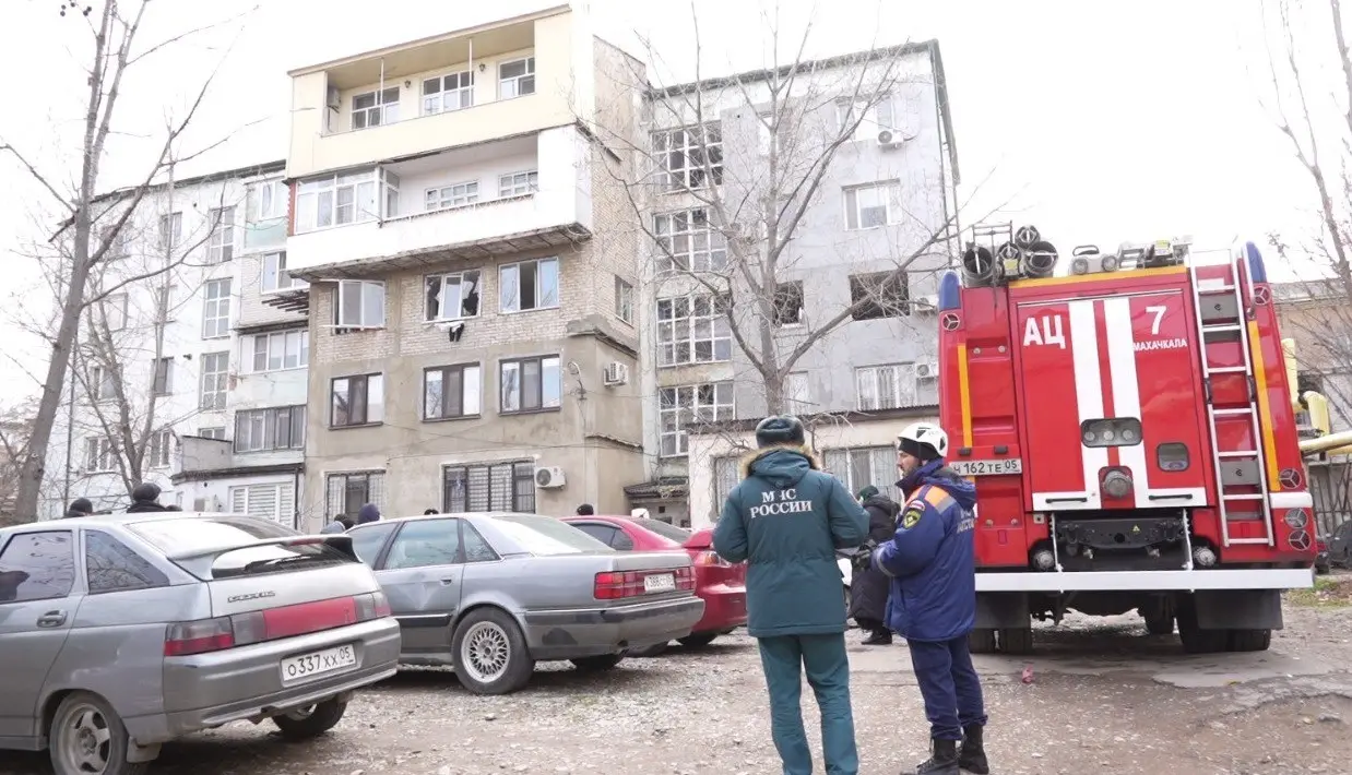 Жильцам пятиэтажки в Махачкале, где взорвался газ, предоставят временное жилье. Фото. © Пресс-служба мэрии Махачкалы. Патимат Ханапова