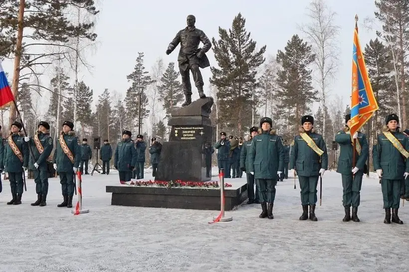 Память о экс-главе МЧС России Зиничеве увековечили в иркутском Тулуне. Фото. © Пресс-служба Тулунской администрации. Тамара Кспоян